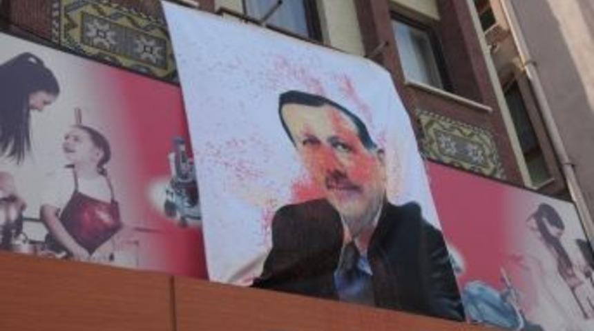 Başbakan'ın Afişlerine &Ccedil;irkin Saldırı