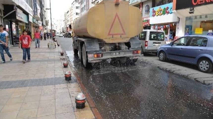 &Ccedil;arşı Esnafının Talepleri &Uuml;zerine Serinlik Vermek Ve Nem Oranı İ&ccedil;in &Ccedil;arşı Ve Şehir Merkezinde Sulama