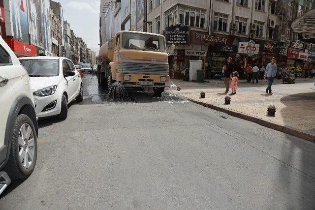 Çarşı Esnafının Talepleri Üzerine Serinlik Vermek Ve Nem Oranı İçin Çarşı Ve Şehir Merkezinde Sulama