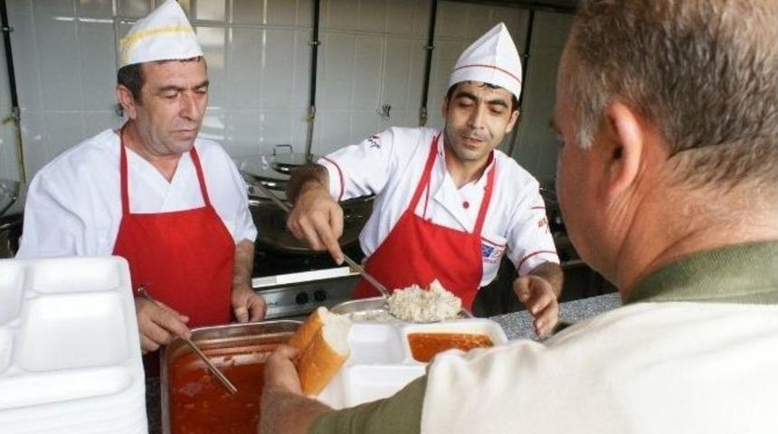 Mezitli Aşevi Sıcak Yemek Dağıtmaya Devam Ediyor