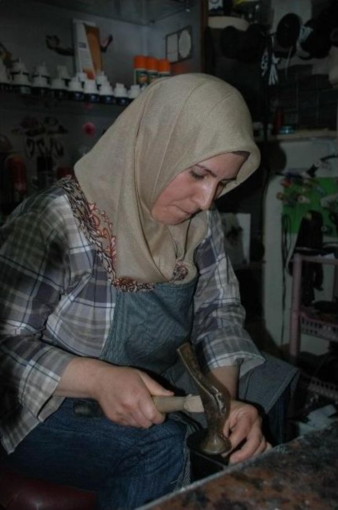 2 &Ccedil;ocuk Annesi Kadın 15 Yıldır Ayakkabı Tezgahında