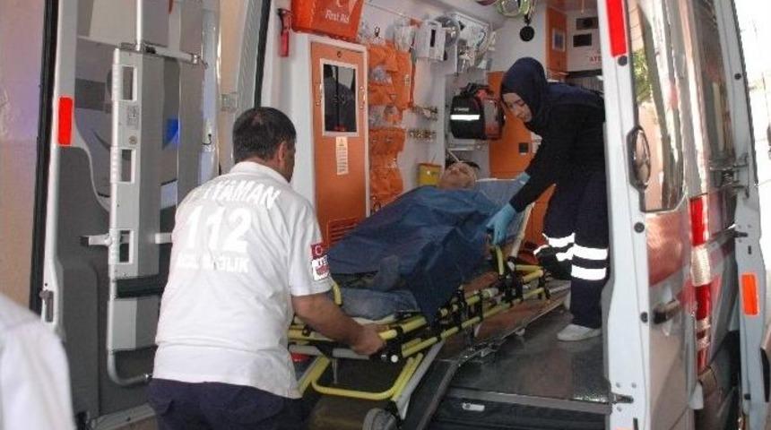 Adıyaman&rsquo;da Otomobil İle Minib&uuml;s &Ccedil;arpıştı: 4 Yaralı