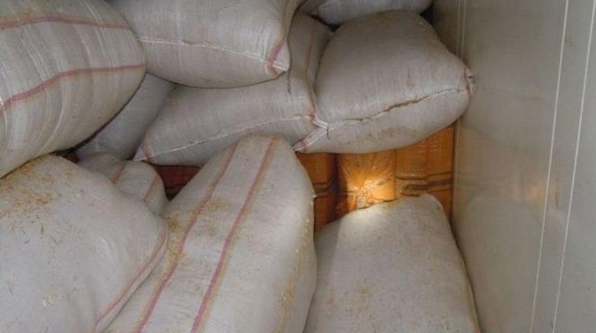 Saman Y&uuml;kl&uuml; Tırdan 90 Bin Paket Ka&ccedil;ak Sigara Ele Ge&ccedil;irildi