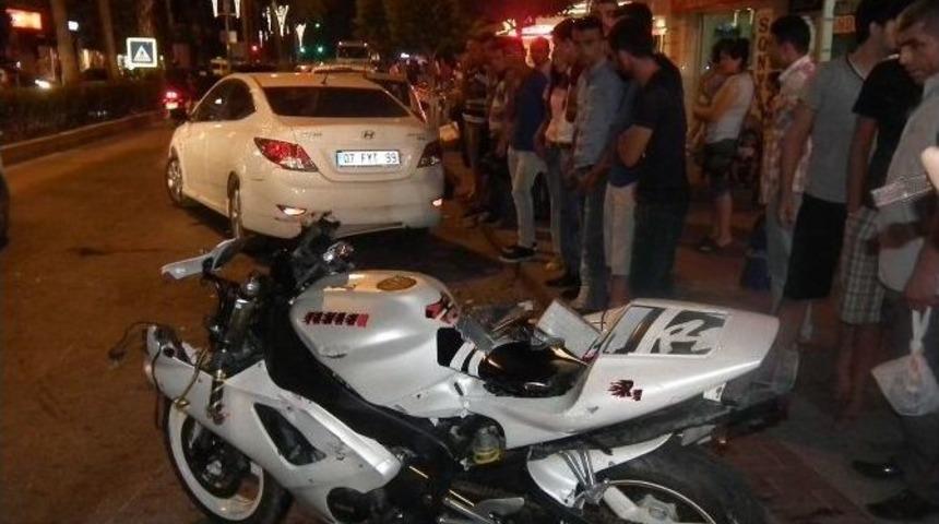 Motosiklet Park Halindeki Otomobile &Ccedil;arptı