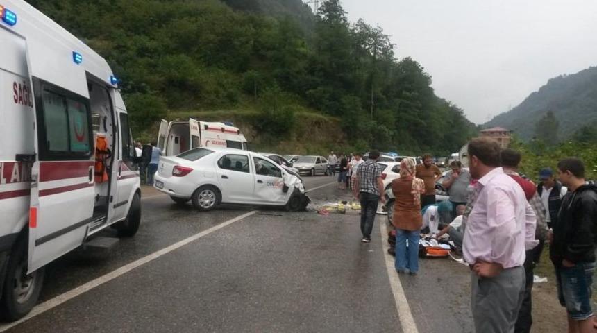Trabzon'da Iki Otomobil Çarpıştı: 1 Ölü, 2 Yaralı