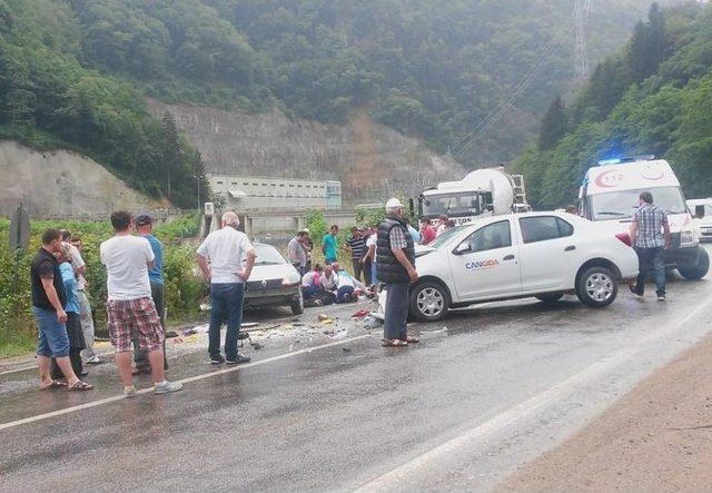 Trabzon'da Iki Otomobil Çarpıştı: 1 Ölü, 2 Yaralı