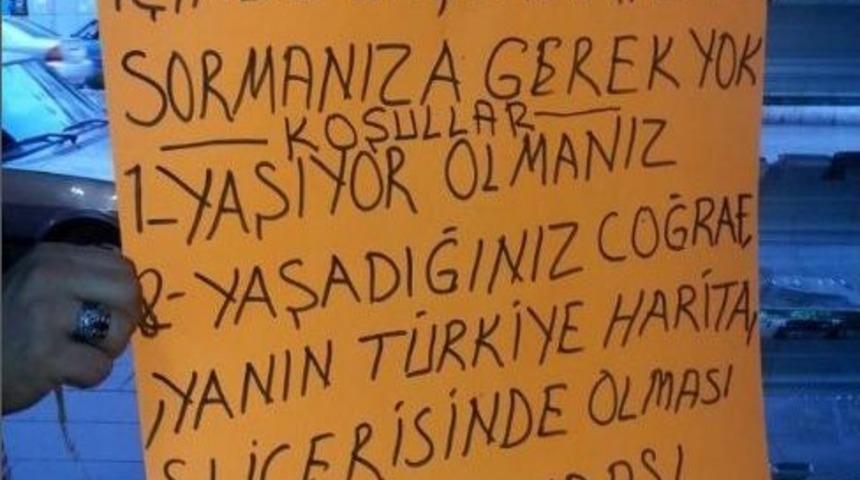 Müşterilerinin Sorularından Bıkan Esnaf, İş Yerinin Camına Öyle Bir Şey Yazdı Ki!