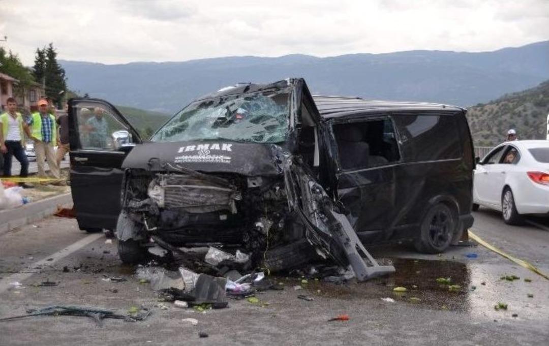 Minib&uuml;s &Uuml;st Ge&ccedil;idin Ayağına &Ccedil;arptı: 2 &Ouml;l&uuml;, 3 Yaralı