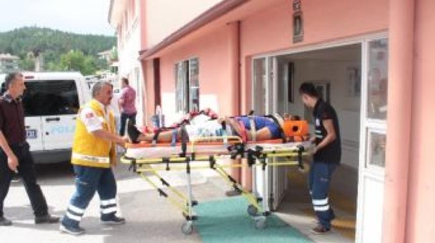 &Uuml;zerine Tabela D&uuml;şen Vatandaş Yaralandı