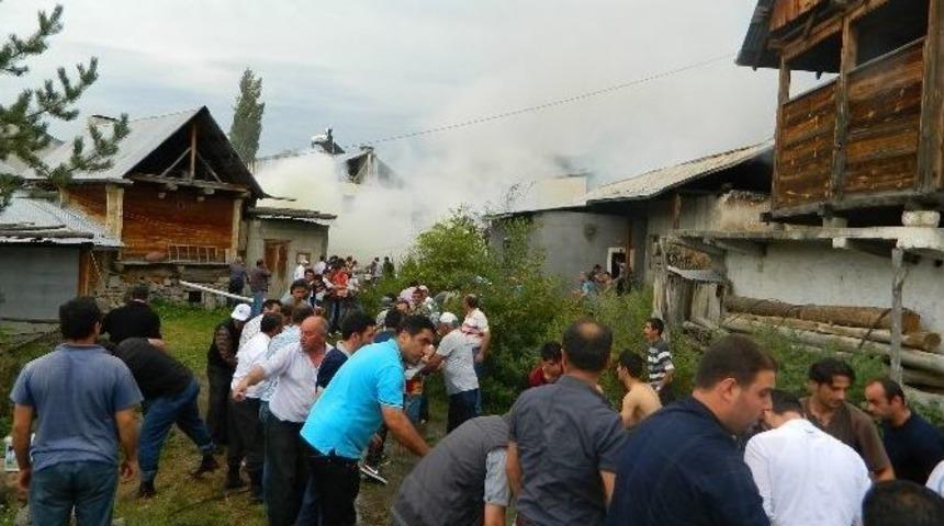 T&uuml;rkg&ouml;z&uuml; K&ouml;y&uuml;nde &Ccedil;ıkan Yangında 5 Ev, 6 Samanlık K&uuml;l Oldu