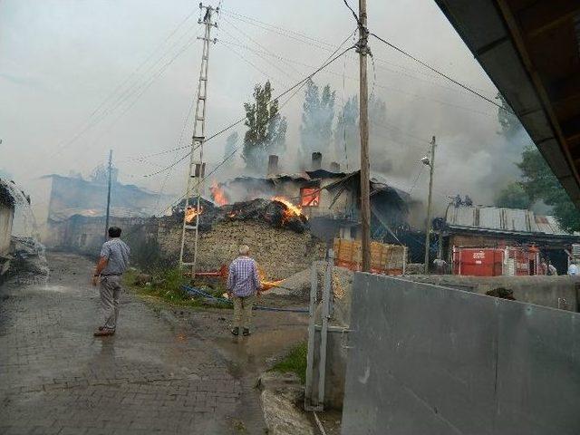 Türkgözü Köyünde Çıkan Yangında 5 Ev, 6 Samanlık Kül Oldu