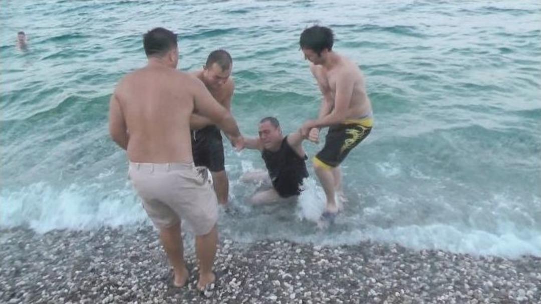 K&uuml;f&uuml;rbaz Tatilci Ortalığı Birbirine Kattı