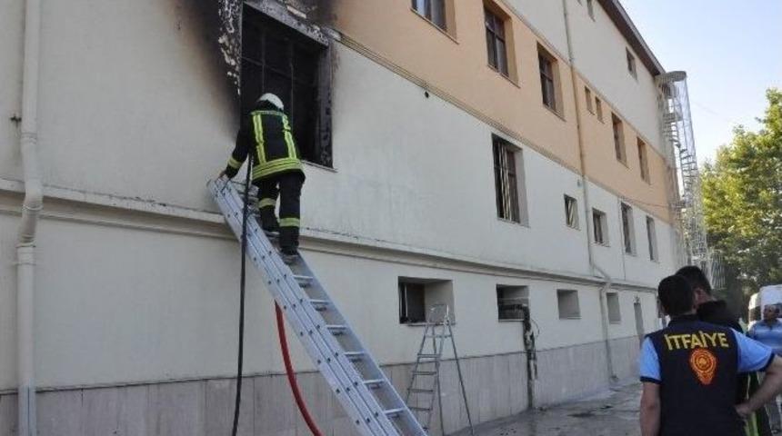 Konya'da &Ouml;ğrenci Yurdunda Yangın Paniği