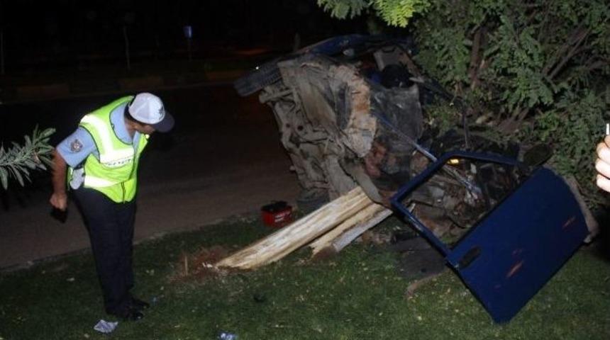 Ağaca &Ccedil;arpan Otomobil İkiye B&ouml;l&uuml;nd&uuml;: 5 Yaralı