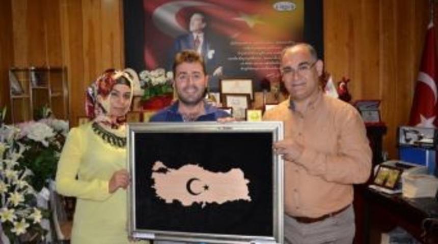 &Uuml;nl&uuml; Komedyen Başkan &Ccedil;ay'ı Unutmadı