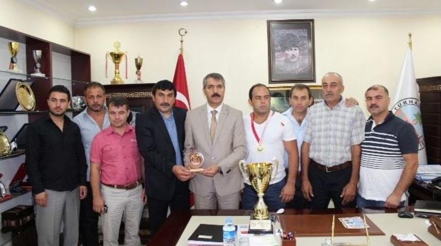 Şampiyon G&uuml;reş&ccedil;iye &Ouml;d&uuml;l