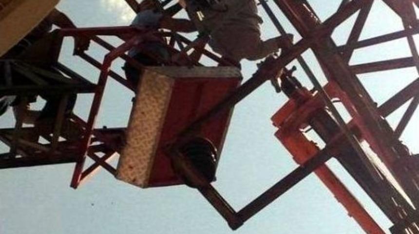 Akıma Kapıldı, Elektrik Direğinde Asılı Kaldı