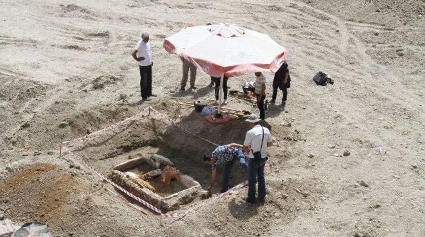 İnşaat Temelinden Roma D&ouml;nemine Ait Mezar &Ccedil;ıktı