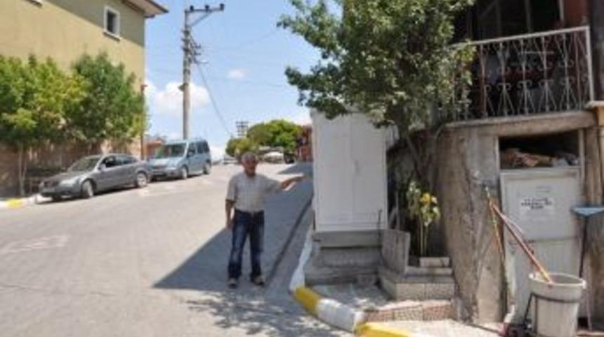 Yaya Kaldırımındaki Telefon Panosu Kazaya Davetiye &Ccedil;ıkarıyor