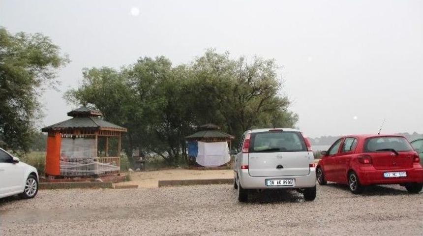 Piknik&ccedil;iler Yağmur &Ccedil;amur Dinlemiyorlar