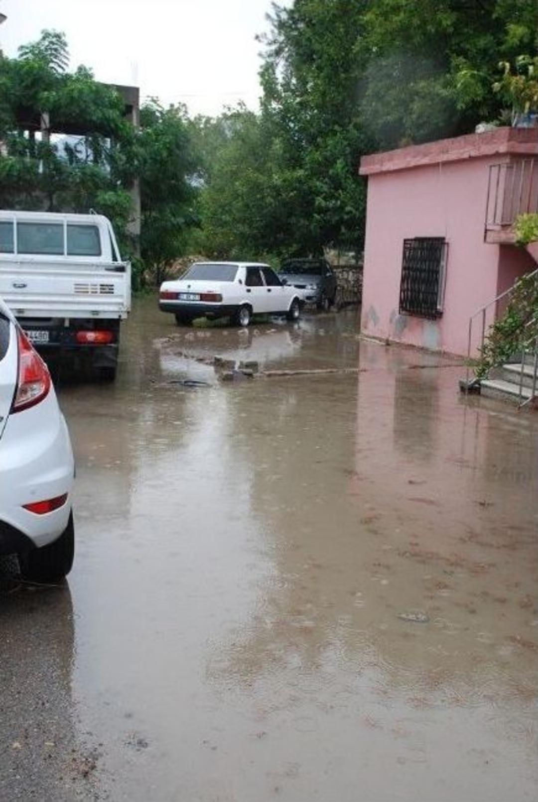 İskenderun&rsquo;da Şiddetli Yağış Hayatı Fel&ccedil; Etti