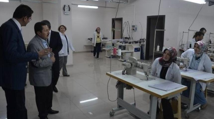 Vali Balkanlıoğlu Girişimcilik Kursunu Ziyaret Etti