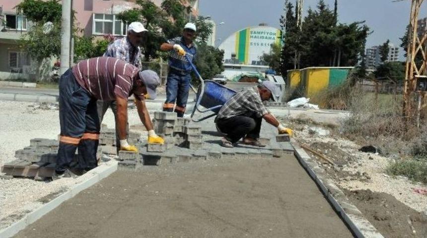 Erdemli'de Parke Yol Ve Kaldırım &Ccedil;alışmaları Devam Ediyor