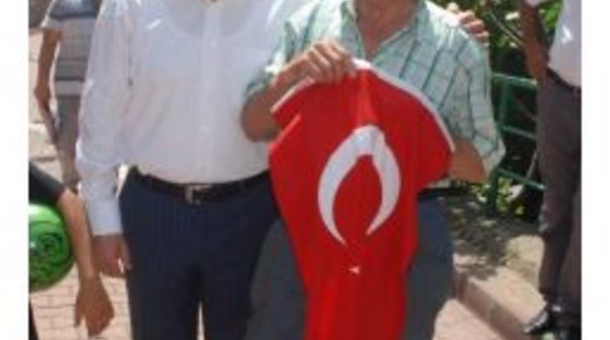 Başkan Doğan Vatandaşa Bayrak Hediye Etti