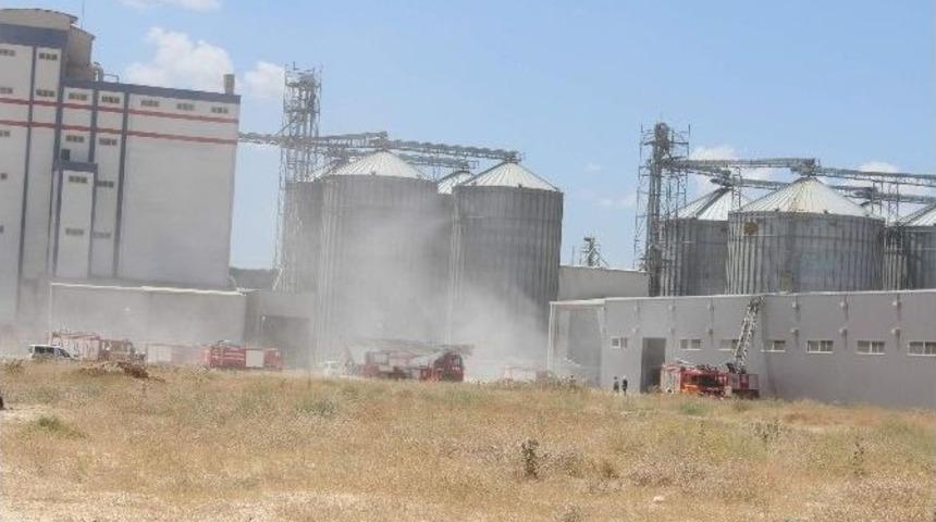 Fabrikada &Ccedil;ıkan Yangın Korkuttu