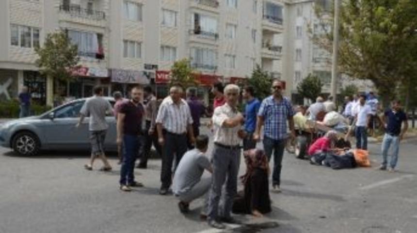 Kamyonet At Arabasına &Ccedil;arptı: 3 Yaralı