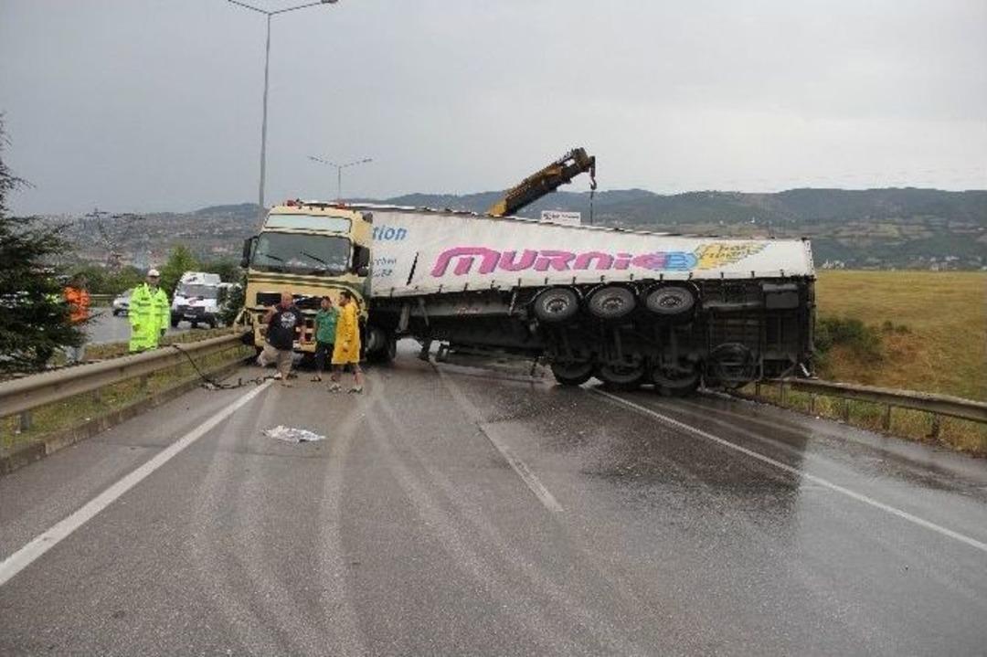 Sağanak Yağışta Kayan Tır Yolu Trafiğe Kapattı
