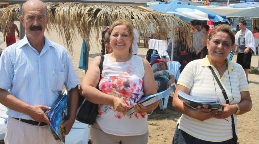 Chp'li Kadınlar, &Ccedil;atı Adayı Ekmeleddin İ&ccedil;in Plajda Broş&uuml;r Dağıttı