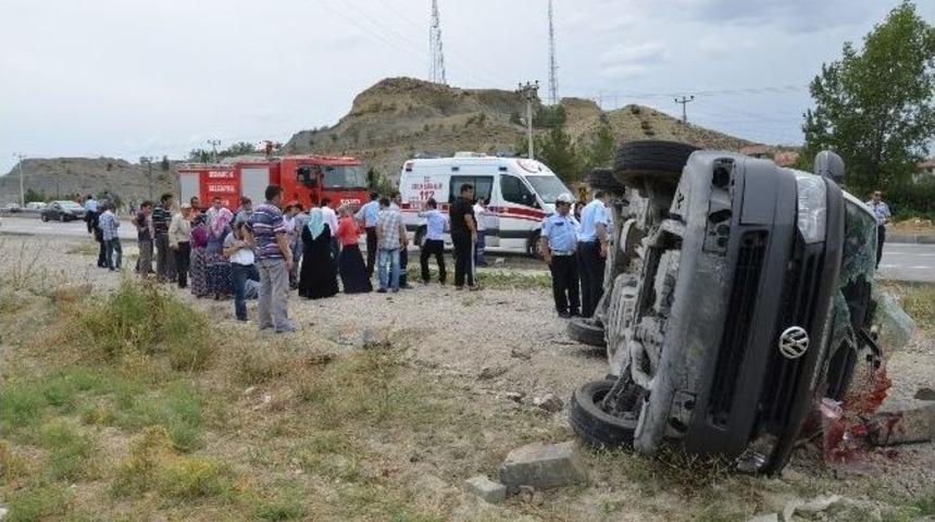 &Ccedil;orum'da Minib&uuml;s Takla Attı: 12 Yaralı