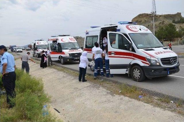 Çorum'da Minibüs Takla Attı: 12 Yaralı