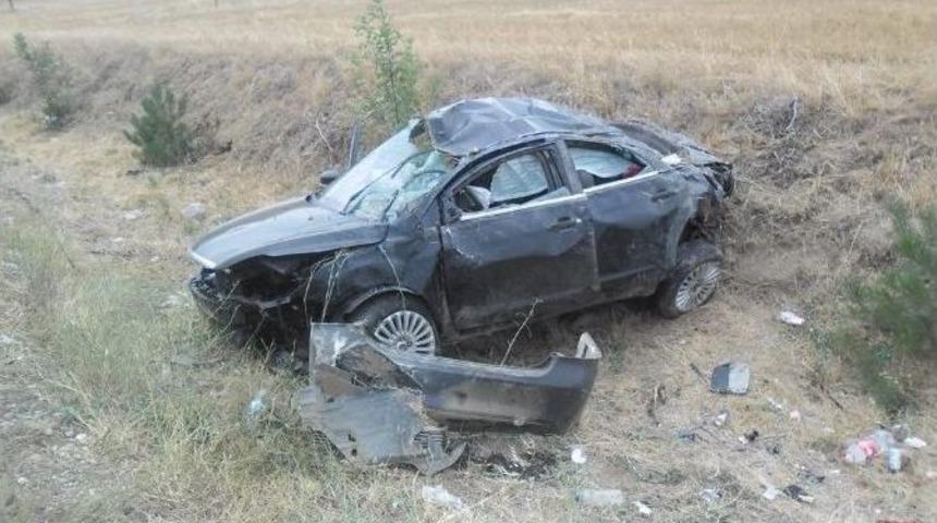 &Ccedil;orum'da Otomobil Tarlaya U&ccedil;tu: 1 &Ouml;l&uuml;, 4 Yaralı