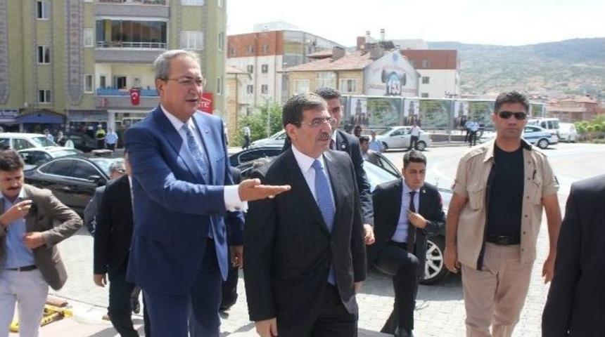 &Ccedil;evre Ve Şehircilik Bakanı G&uuml;ll&uuml;ce, Nevşehir Belediyesi&rsquo;ni Ziyaret Etti