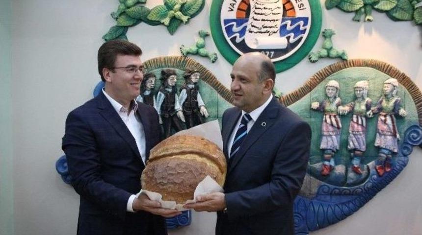 Bakan Işık&rsquo;a Plaket Yerine Vakfıkebir Ekmeği