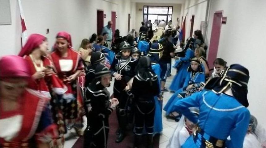 Festival İ&ccedil;in Rize'ye Gelen Dans&ccedil;ı Kızlara Yağmur S&uuml;prizi