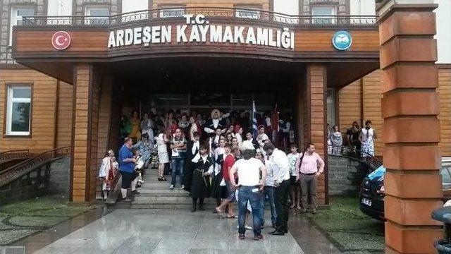 Festival İçin Rize'ye Gelen Dansçı Kızlara Yağmur Süprizi