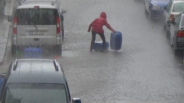 Kars’ta Sağanak Yağmur Hayatı Felç Etti