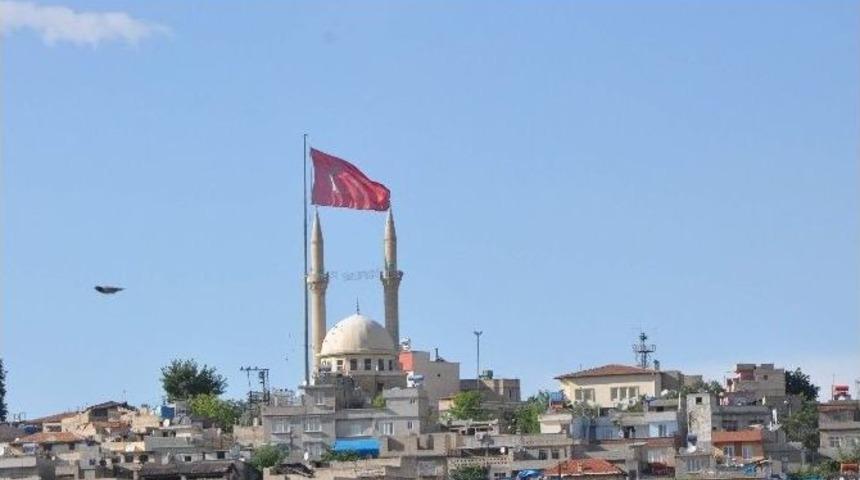 Bayrak Ve Minarenin Ahengi B&uuml;y&uuml;ledi