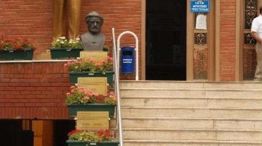 Cem Evi&rsquo;ndeki B&uuml;stleri Kırdılar