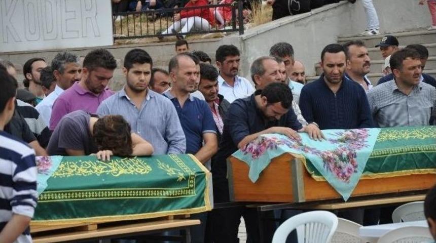 Jeep Kazasında &Ouml;len İki Kadın Son Yolculuğuna Uğurlandı