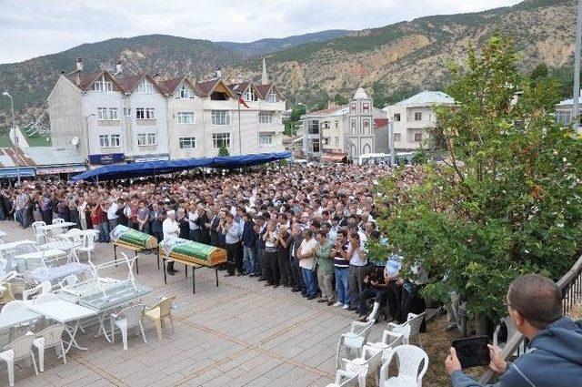 Jeep Kazasında Ölen İki Kadın Son Yolculuğuna Uğurlandı