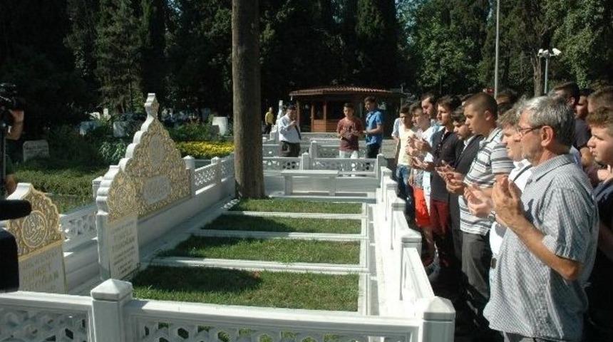 Başbakan Erdoğan&rsquo;ın Aile Kabristanına Gen&ccedil;lerden Ziyaret