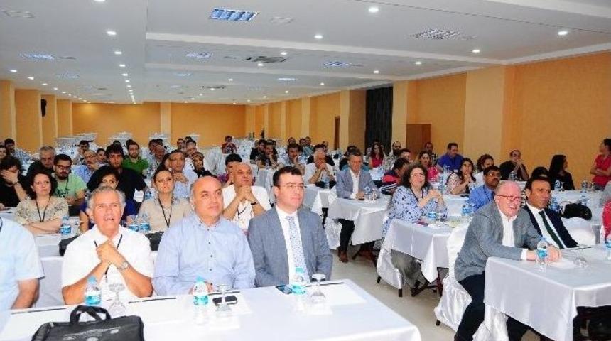 Matematik&ccedil;ilerden Taş&ccedil;ı, Gen&ccedil; Ve D&uuml;ndar'a Plaket