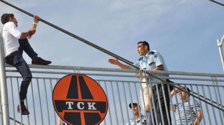 Atlamak &Uuml;zereyken Polis Kurtardı