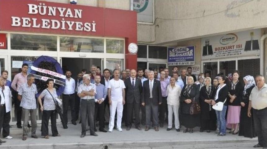 B&uuml;nyan Belediyesine Siyah &Ccedil;elenkli Tepki