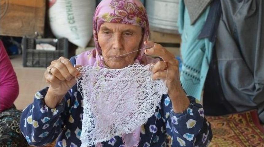 Dantel İşleyerek Ge&ccedil;imini Sağlıyor