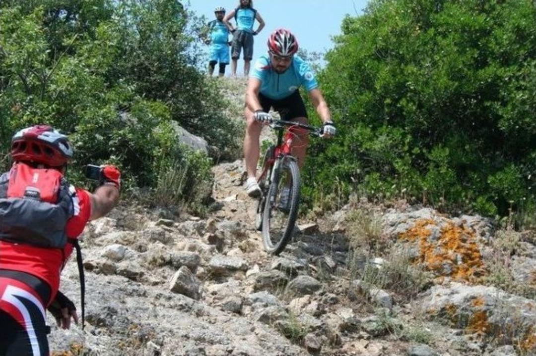 (&ouml;zel Haber) Kayalıklardan Bisikletle İniyorlar